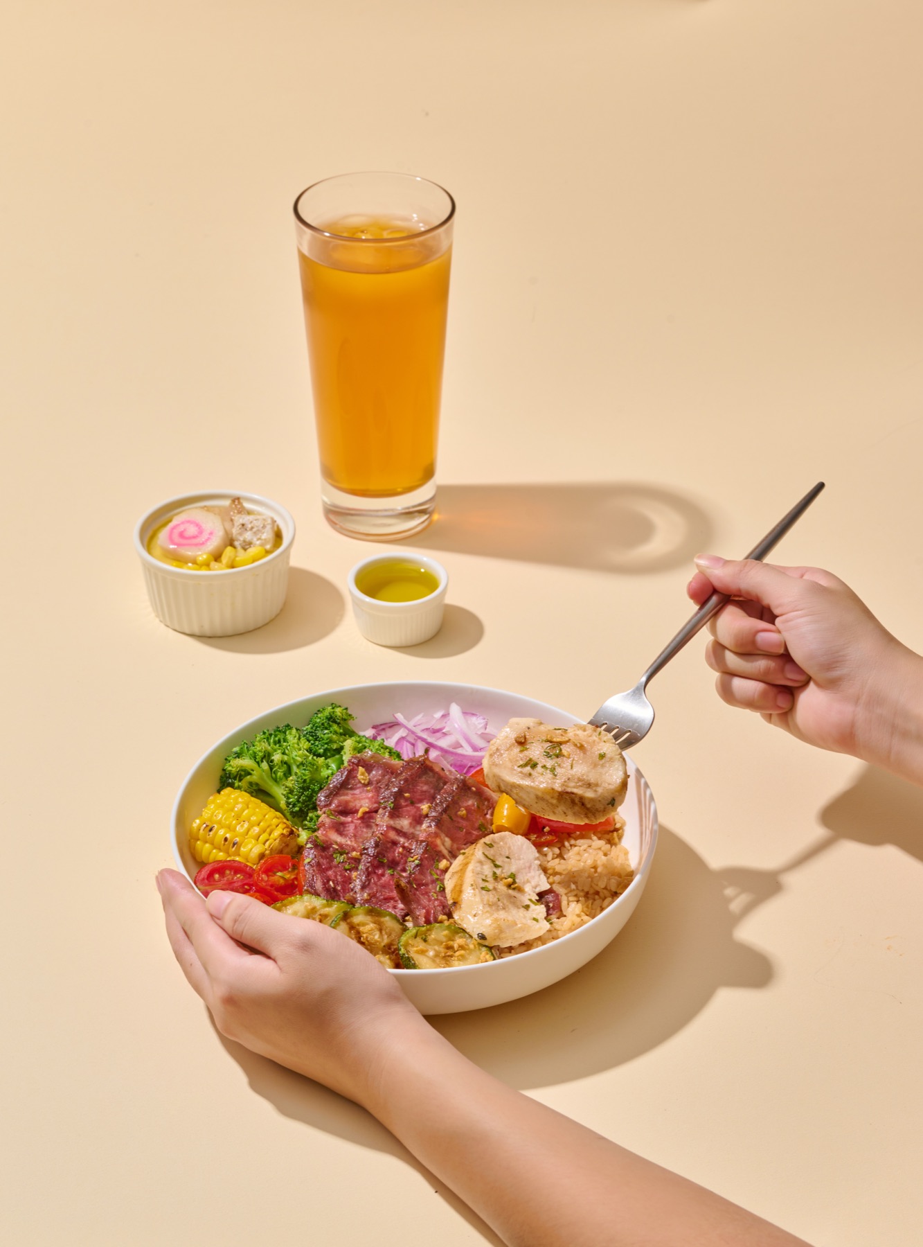 雙手捧著未禾歐烤碗享用熱食