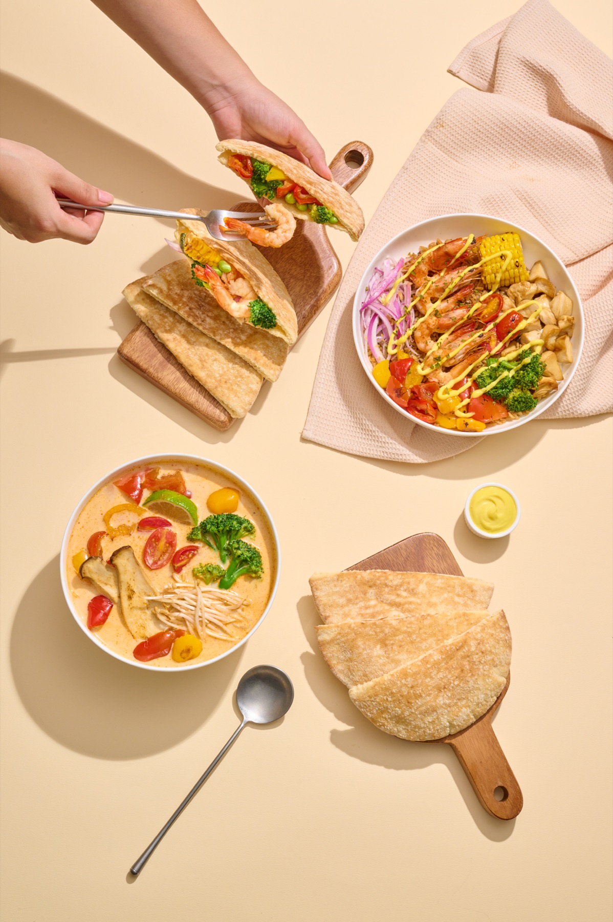 桌上的歐烤碗、Pita 口袋餅與暖湯